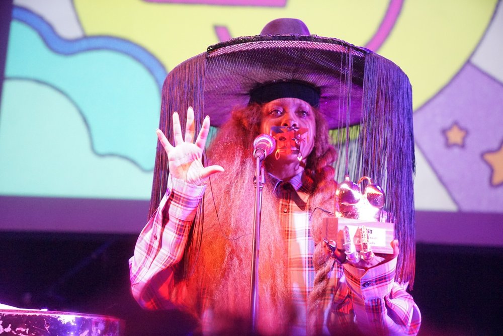 Badu_goldenbra.JPG